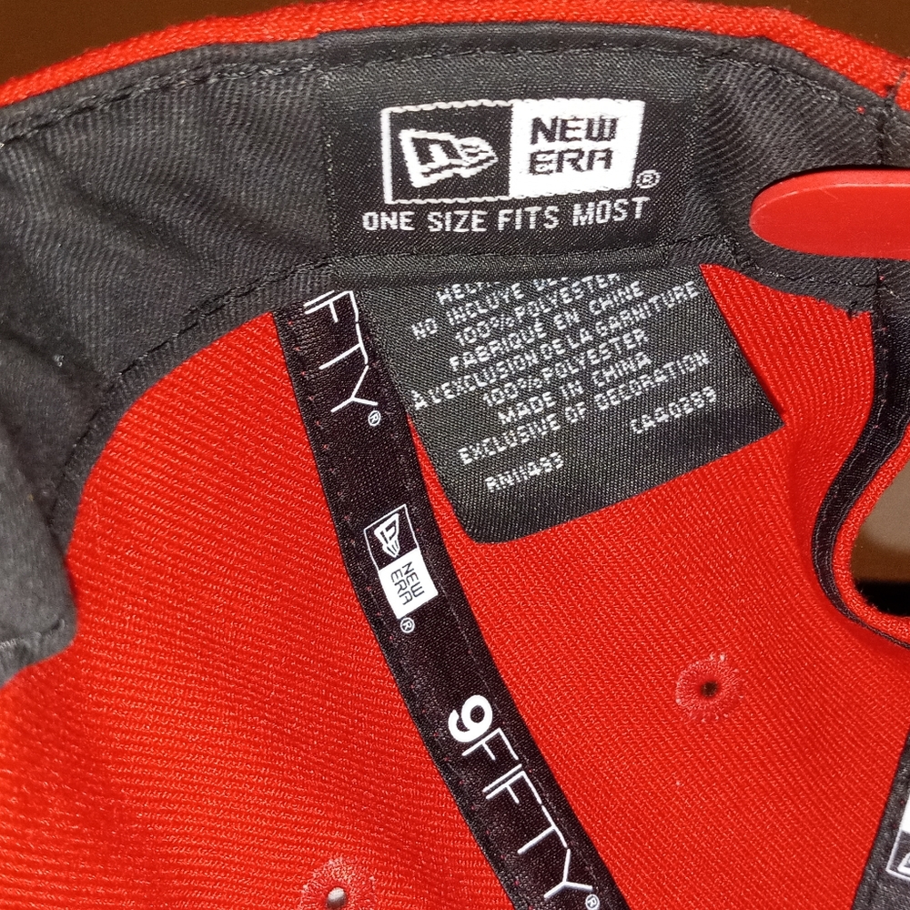 Fitted baseball cap with B on it
